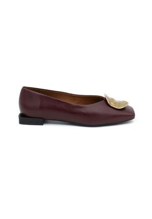 Ballerine in pelle bordeaux con punta arrotondata, dotate di un accent decorativo dorato sulla parte superiore e un tacco basso nero.
