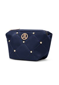 Borsa cosmetica trapuntata blu navy con dettagli a borchie dorate e chiusura con cerniera. Presenta un logo dorato prominente sulla parte anteriore. Materiale morbido e strutturato.