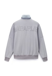Grauer Pullover mit hohem Kragen, gesticktem "NAPAPIJRI"-Schriftzug auf dem Rücken, gerippten Bündchen und Saum, glatter Textur und entspanntem Schnitt.