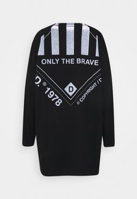 Schwarzes Langarmshirt mit einem grau gestreiften Rücken, auf dem weißer Text und grafische Designs abgebildet sind, darunter "ONLY THE BRAVE" und ein dekoratives Diamantmuster.