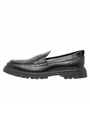 Mocassino in pelle nera con suola spessa scolpita e dettagli cuciti, progettato per un uso casual o formale.