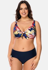Costume da bagno floreale composto da un fondo navy, con motivi floreali colorati. Il reggiseno presenta un dettaglio con fiocco davanti; il pantaloncino è di un blu navy uniforme.