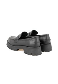 Schwarze Lederloafers mit einer robusten Gummisohle, ausgestattet mit einer glatten Oberfläche und gesteppten Details im Obermaterial, entworfen für Langlebigkeit.