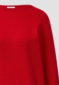 Roter Pullover aus strukturiertem Stoff mit horizontalen Rillen, weitem Ausschnitt und langen Ärmeln. Keine sichtbaren Beschläge oder Akzente.