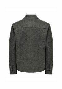 Donkergrijze woljack met een kraag, lange mouwen en knoopmanchetten. Heeft een gladde structuur en een strakke, minimalistische uitstraling.