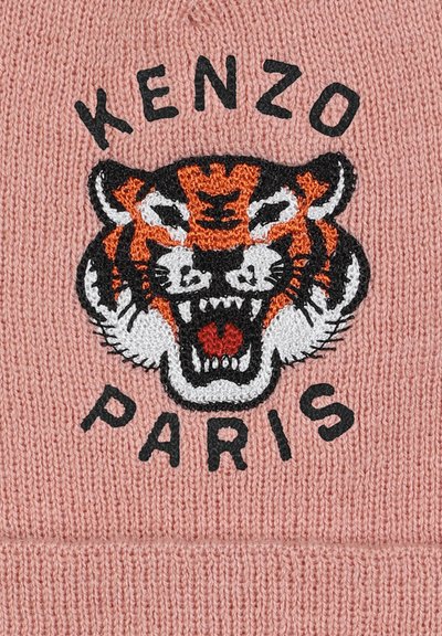 Beanie rosa lavorato a maglia con il volto di una tigre ricamato in arancione e nero, con "KENZO" sopra e "PARIS" sotto in testo nero in grassetto.