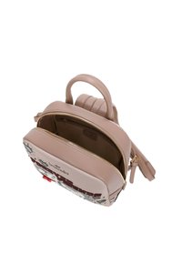 Zaino in pelle rosa chiaro con manico superiore, decorato con grafiche giocose e chiusura a cerniera. Interno beige e spazioso.