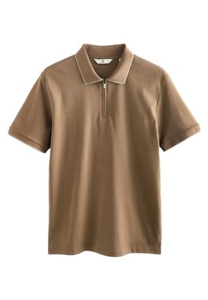 Hnedé polo s krátkym rukávom, so zapínaním na zips vpredu a zloženým golierom, zobrazené na bielom pozadí.