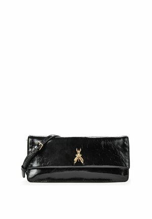 Borsa clutch in pelle verniciata nera con tracolla regolabile e piccolo emblema dorato a forma di mosca sulla patta anteriore.