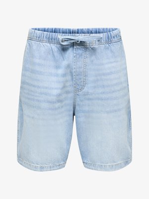 Lyseblå denimshorts med elastisk midje og snor foran, med subtile vaskedetaljer på stoffet.