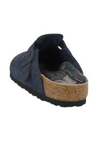 Scarpa slip-on blu in suede con suola in sughero e suola esterna in gomma texture, con una soletta a motivo visibile dal retro.