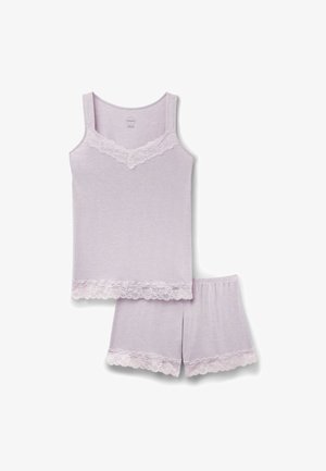 Fliederfarbener ärmelloser Camisole- und Shorts-Set mit Spitzensaum an Ausschnitt, Saum und den Kanten der Shorts, flach auf weißem Hintergrund gelegt.