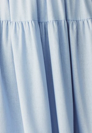 Vaaleansininen kangas, jossa on teksturoitu pinta ja kerättyjä osia, mikä luo pehmeän, virtaavan ilmeen. Erinomainen valinta arkivaatteisiin.