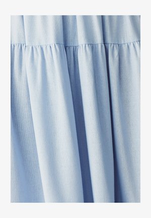 Hellblaue Stoff mit strukturierter Oberfläche, der geraffte Abschnitte aufweist und ein sanft fließendes Aussehen erzeugt. Ideal für Freizeitkleidung.