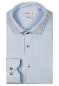  Lichtblauw op maat gemaakte overhemd met een moderne pasvorm, zachte textuur, knoopsluiting met zilveren knopen, en een gevouwen kraag en manchetten.