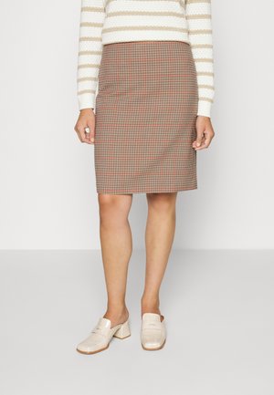 Bruine geruite kokerrok met subtiele rode accenten, gemaakt van geweven stof, met een rechte silhouet en een middellange snit. G gedragen met crèmekleurige loafers.