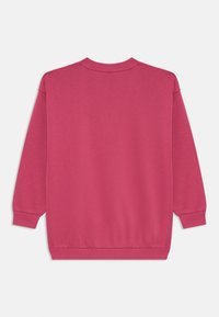 Roza sweatshirt z dolgimi rokavi, rebrastimi manšetami in robom, krožnim izrezom ter gladko, mehko teksturo. Brez grafičnih elementov ali dodatnih podrobnosti.