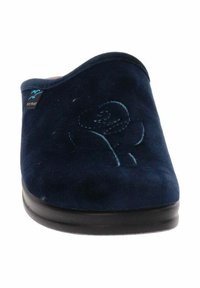Pantofole in camoscio blu navy con un disegno floreale ricamato, forma arrotondata, suola bassa e texture morbida.