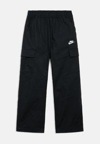 Čierne nákladné nohavice s elastickým pásom, s dvoma bočnými vreckami, jemnou textúrou a bielym logom Nike na prednej strane.
