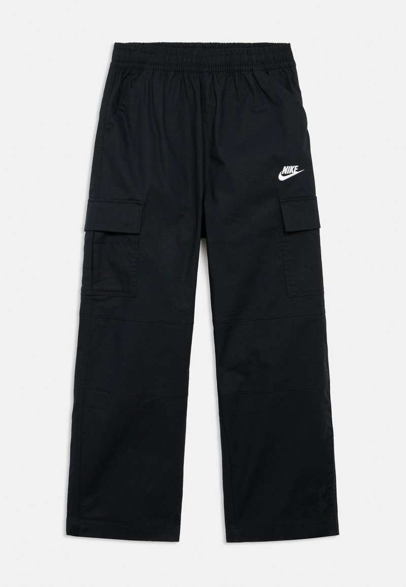 Čierne nákladné nohavice s elastickým pásom, s dvoma bočnými vreckami, jemnou textúrou a bielym logom Nike na prednej strane.