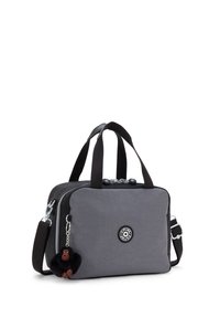 Grå stoftaske med sorte håndtag og aftageligt skulderrem. Har et rundt logo og en abekæde vedhæftet.