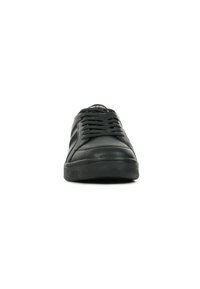 Sneaker in pelle nera con punta arrotondata, suola piatta in gomma e lacci neri. Presenta sottili dettagli laterali e un logo sulla linguetta.