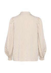 Crèmekleurige blouse met verticale strepen, voorzien van pofmouwen en geplooide manchetten. De stof lijkt lichtgewicht en textuur te hebben.