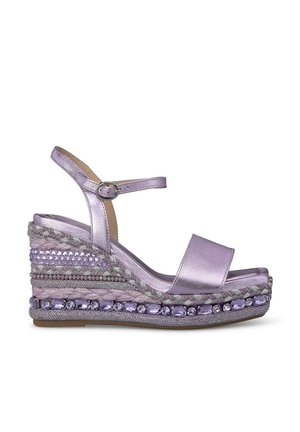 Sandalo con zeppa in lavanda metallico, caratterizzato da un ampio cinturino anteriore, cinturino alla caviglia con fibbia e dettagli intrecciati texturizzati sulla suola.