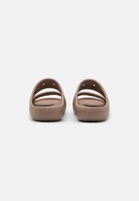 Crocs CLASSIC V2 UNISEX - Kummikingad - latte