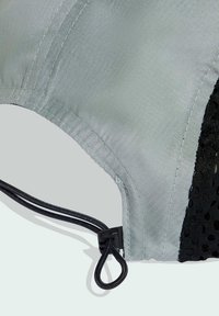 Cappellino grigio con una texture liscia e satinata sulla parte anteriore e rete nera traspirante sui lati. Dotato di chiusura regolabile con coulisse.