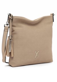 Beige Umhängetasche aus perforiertem Leder mit verstellbarem Riemen, dekorativem Quastenanhänger und dezentem Logoemblem auf der Vorderseite.