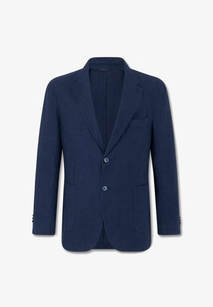 Marineblauer Herrenblazer mit zwei Knöpfen, Revers mit Kerb, Brusttasche und zwei aufgesetzten Fronttaschen, vor weißem Hintergrund dargestellt.