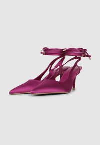 Fuchsiafarbene Satin-Slingback-Pumps mit spitz zulaufender Zehenpartie, Knöchelriemchen und einem konischen 4 cm Absatz. Glatte Oberfläche mit minimalen Nahtakzenten.