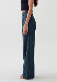 TUSSAH DREW TROUSERS - Auduma bikses - emerald
