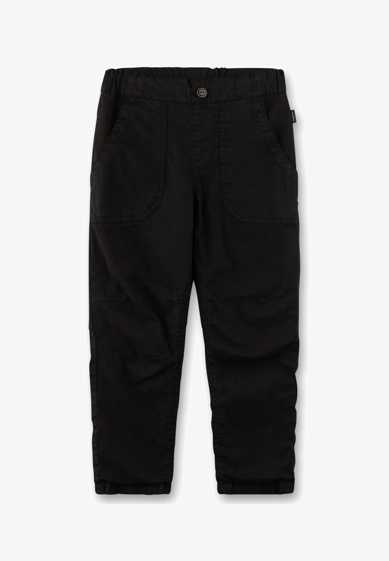 Schwarze Baumwoll-Cargo-Shorts mit elastischem Bund, Knopfverschluss und mehreren Taschen, die eine glatte Textur und eine lockere Passform bieten.