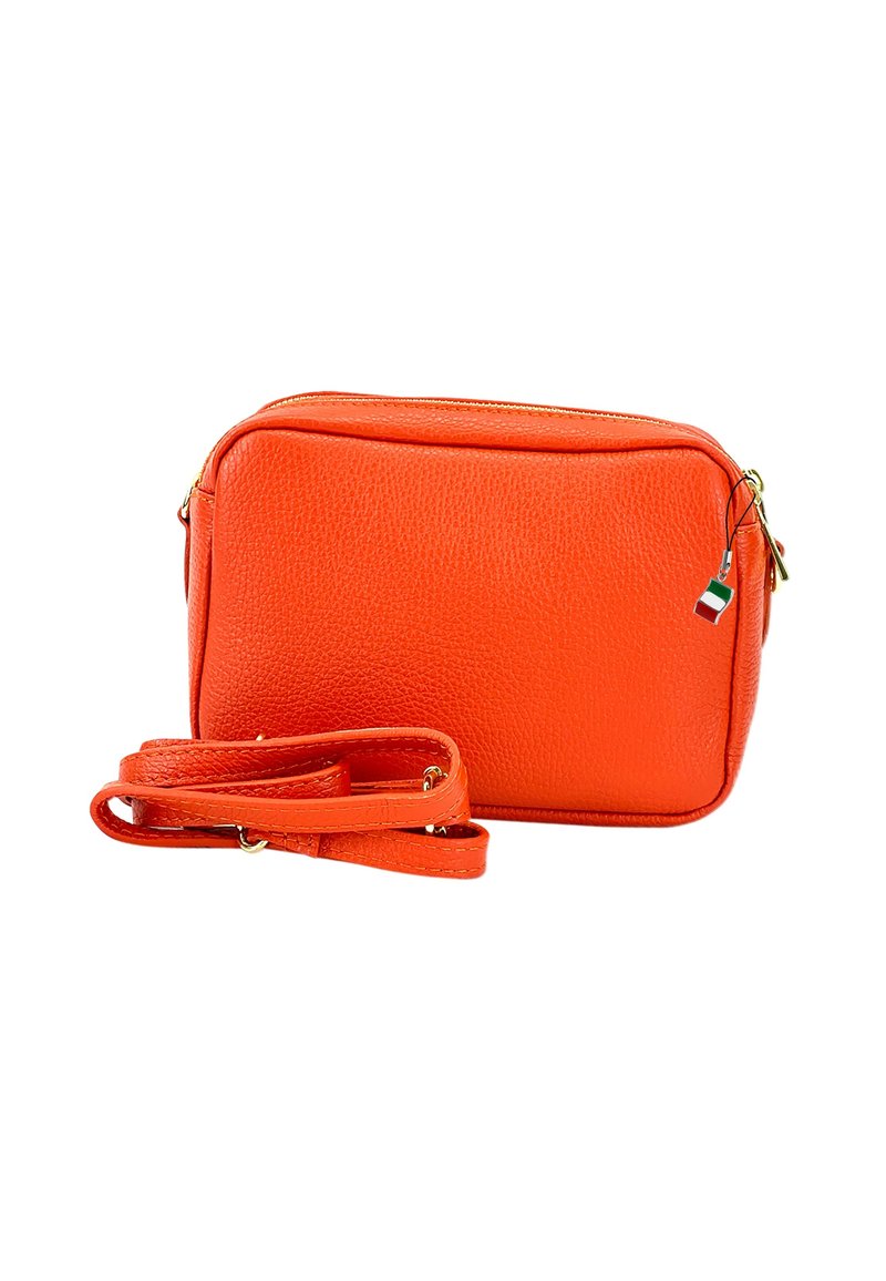 Orangene Leder-Crossbody-Tasche mit strukturiertem Oberflächen, rechteckiger Form, goldfarbener Reißverschluss und verstellbarem Trageriemen. Mit einem kleinen Detail der italienischen Flagge.