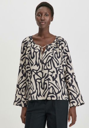 Linnenmix blouse met ronde hals, strikdetail en lange uitlopende mouwen, met een zwart abstract patroon op een beige achtergrond.