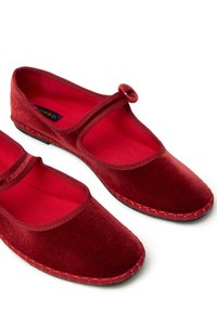 Rode fluwelen balletschoenen met een ronde neus, elastische band met een knoopdetail en een textuurzool, voorzien van een zachte voering.
