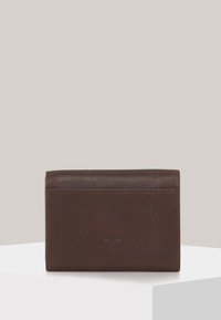 Cartera de cuero marrón con una textura suave, forma rectangular y un sutil logo grabado en la parte frontal. Presenta un diseño plegado para un fácil almacenamiento.