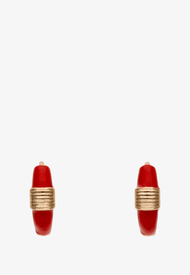 Rote Harzohrringe mit goldfarbener gerippter Bandakzentuierung. Zylindrische Form, glänzende Oberfläche. Stecker-Verschluss für sicheren Halt.