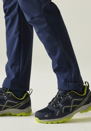Regatta, REGATTA VENDEAVOUR LOW WATERPROOF WALKING TRAINERS WALKING SHOES - Zapatillas para caminar - blue