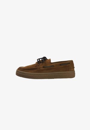 Zapato de barco de ante marrón con punta redonda, que presenta un cordón negro, suela texturizada y detalles horizontales en los costados.
