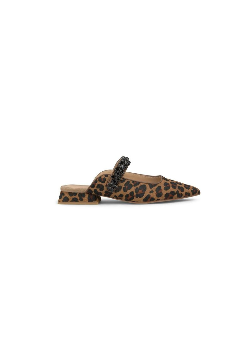 Slingback schoen met luipaardprint, puntige neus, zacht suède materiaal en een decoratieve zwarte band die de hiel accentueert. Ontwerp met een lage blokhak.