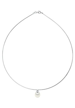 Collier en chaîne en argent avec un pendentif en perle blanche en forme de goutte lisse. La chaîne présente une texture métallique lisse et un léger éclat.