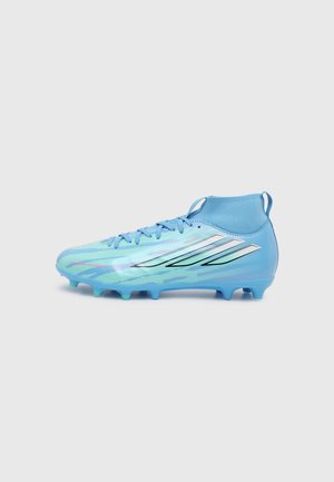 Scarpa da calcio azzurra chiara con calzino alla caviglia, lacci blu, strisce argento sul lato e suola chiodata per la trazione sull'erba.
