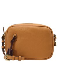 Brązowa skórzana torba na ramię o prostokątnym kształcie, gładkiej fakturze, regulowanym pasku i złotych elementach ozdobnych.