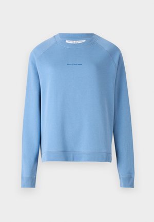 Hellblaues Sweatshirt aus weichem Stoff, mit Rundhalsausschnitt, langen Ärmeln und einem kleinen Logo auf der Brust.