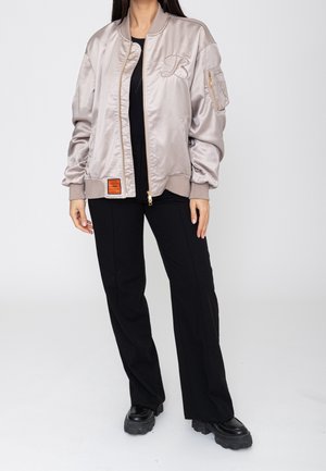 Bombers, Bombertakki - taupe