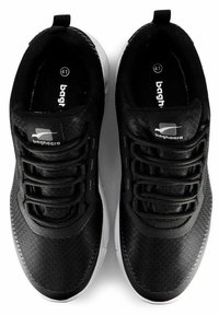 Svarta sportskor med en texturerad mesh-ovandel, elastiska snören och en vit sula. Storlek 41 etikett inkluderad på innersulan.