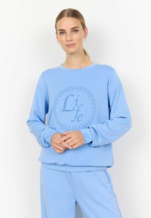 Helles blaues Sweatshirt aus weichem Stoff, mit Rundhalsausschnitt und grafischem Textdesign in kreisförmigem Muster auf der Vorderseite.